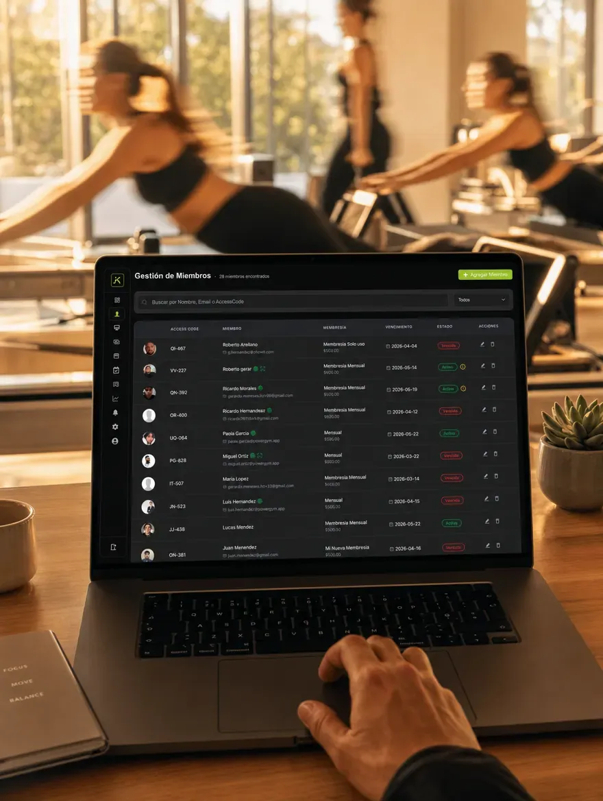 Recepción del gimnasio con la lista de socios de Vekio en la laptop